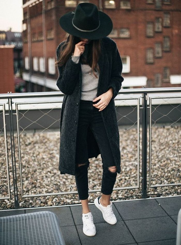 Tendance Basket 2017 - basket chic femme, pantalon noir dÃ©chirÃ©, manteau noir, stan smith fille 