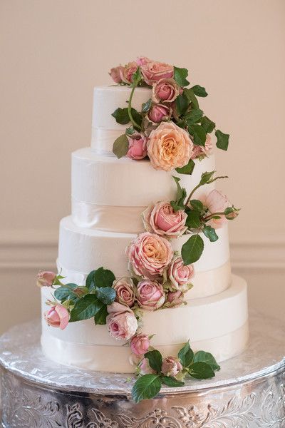 Piece Montee 17 Des Fleurs En Cascade Sur Un Gateau De Mariage Belle Carly Abbott Photography Listspirit Com Leading Inspiration Culture Lifestyle Magazine