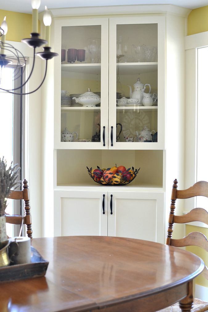 Salle à manger - built in corner china cabinet in dining ...