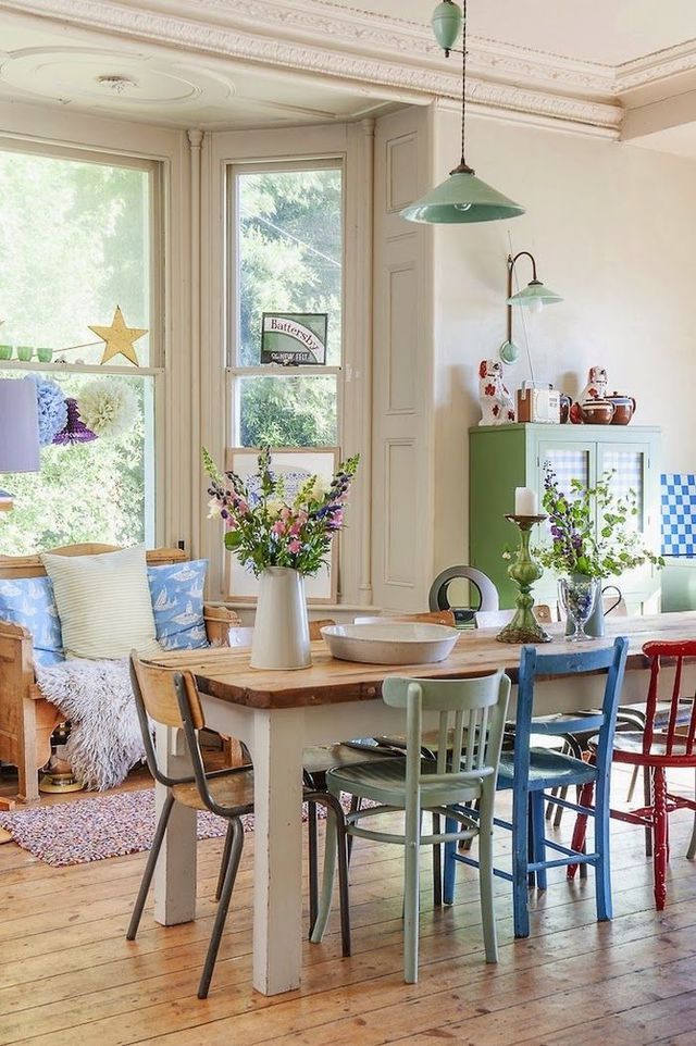 Salle à manger - Des chaises dépareillées pour une maison de campagne