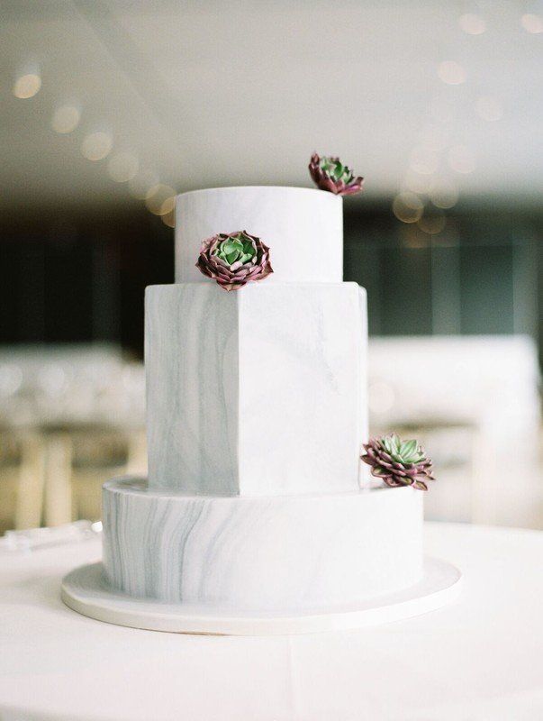 Piece Montee 17 Idee De Gateau De Mariage En Marbre Gateau De Mariage Moderne Multi Forme Avec Succulentes Lo Listspirit Com Leading Inspiration Culture Lifestyle Magazine