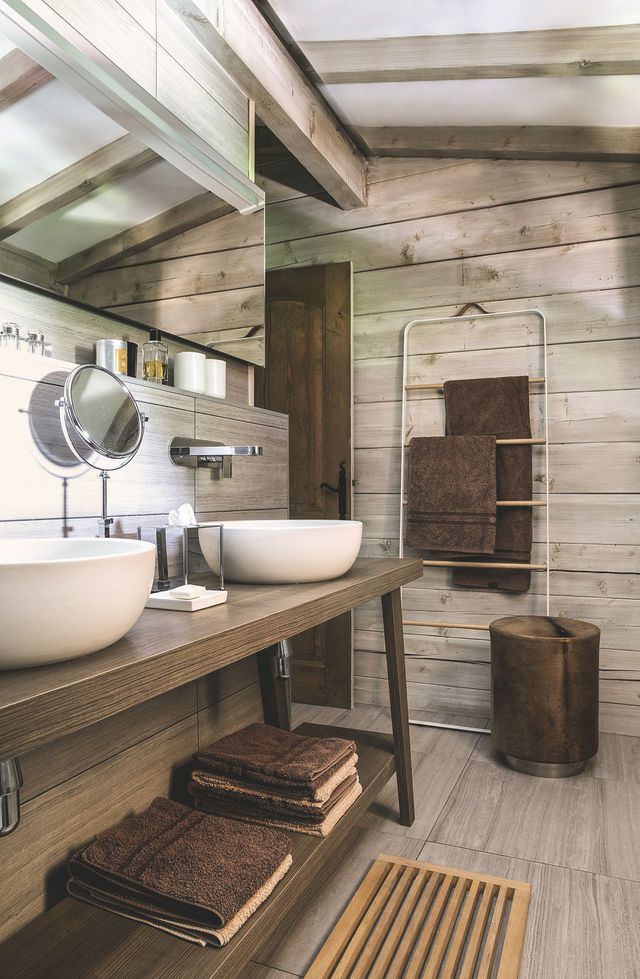 Idée décoration Salle de bain - Dans une salle de bains aux lambris